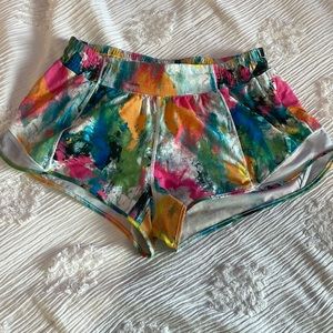 Lululemon hotty hots multi colored size 10 2.5 inch